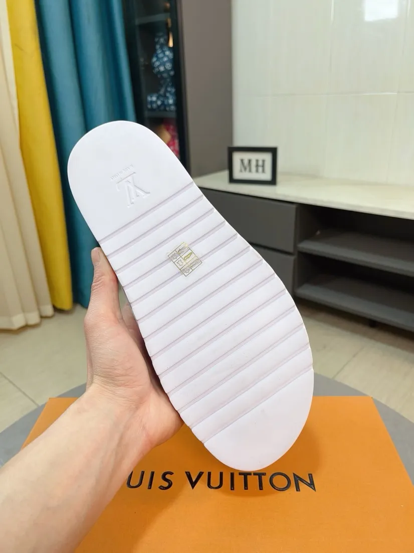 Men's shoes 💰360🌹🌹 (lv-Louis Vuitton) new men's sandals, high-end boutique, exquisite embossed logo decoration on the upper, fine workmanship, super soft soles, casual, loose and comfortable, a must-have in summer! \nsize：38-44